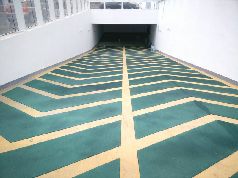 地下車(chē)庫(kù)坡道防滑地坪漆的施工工藝